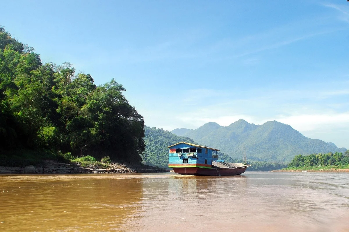 laos mekong bateau montagne